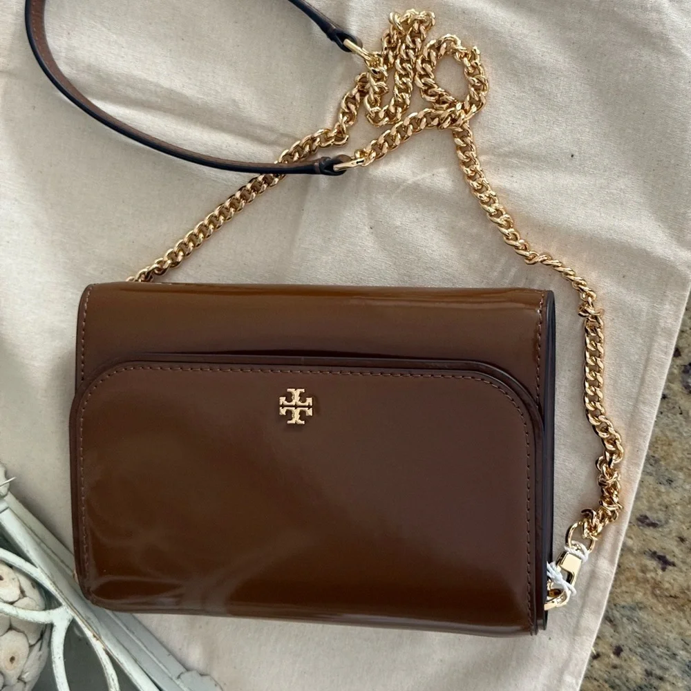 New tory burch ❤️‍🔥 Emerson PATENT CHAIN WALLE RICH WALNUT